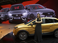 Модель позирует на фоне автомобиля Lada XRay Модель позирует на фоне автомобиля Lada XRay