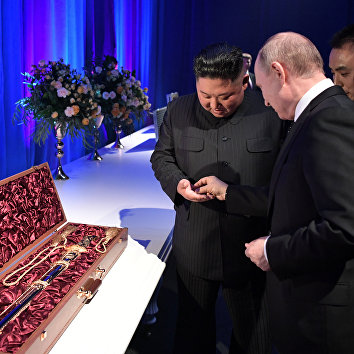 Путин дает лидеру КНДР Ким Чен Ыну монетку, получив от него в подарок меч Путин дает лидеру КНДР Ким Чен Ыну монетку, получив от него в подарок меч
