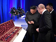 Путин дает лидеру КНДР Ким Чен Ыну монетку, получив от него в подарок меч Путин дает лидеру КНДР Ким Чен Ыну монетку, получив от него в подарок меч