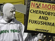 Сторонник Greenpeace протестует против атомной энергии в Европе Сторонник Greenpeace протестует против атомной энергии в Европе