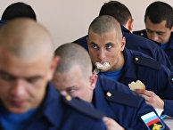 Призывники обедают перед отправкой к месту службы Призывники обедают перед отправкой к месту службы