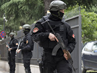 Сотрудники полиции Черногории охраняют вход в здание суда в Подгорице, Черногория Сотрудники полиции Черногории охраняют вход в здание суда в Подгорице, Черногория
