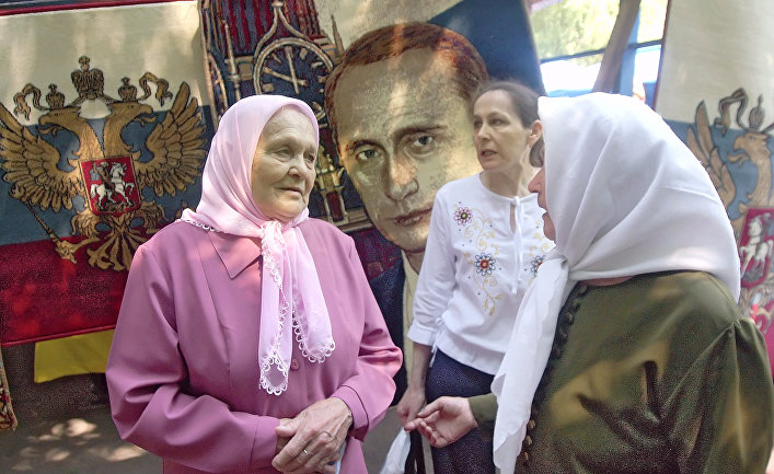 Пенсионеры Самары на фоне ковра с изображением президента России Владимира Путина