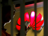 Логотип Huawei на витрине магазина в Пекине Логотип Huawei на витрине магазина в Пекине