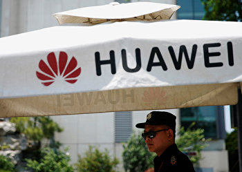 Логотип компании Huawei в Шанхае, Китай Логотип компании Huawei в Шанхае, Китай