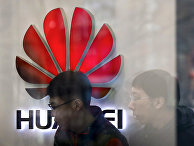 Логотип Huawei на витрине магазина в Пекине Логотип Huawei на витрине магазина в Пекине