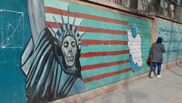 Граффити на стене бывшего посольства США в Тегеране