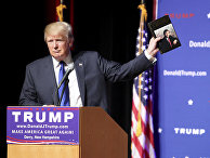 Дональд Трамп держит книгу Дональд Трамп держит книгу