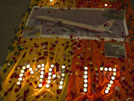 Мемориал со свечами в память о жертвах крушения рейса MH17 Malaysia Airlines в церкви в Куала-Лумпуре Мемориал со свечами в память о жертвах крушения рейса MH17 Malaysia Airlines в церкви в Куала-Лумпуре