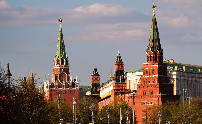 Троицкая, Комендантская, Оружейная и Боровицкая башни (слева направо) Московского Кремля