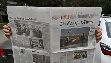 Мужчина читает газету The New York Times