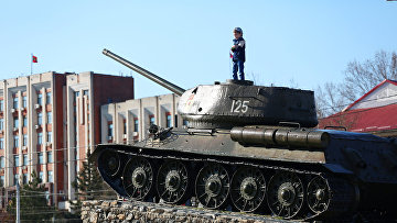 Ребенок на советском танке Т-34 в центре Тирасполя