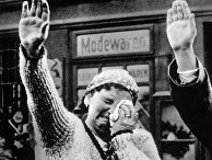 Женщина приветствует нацистского диктатора Адольфа Гитлера в 1938 году Женщина приветствует нацистского диктатора Адольфа Гитлера в 1938 году
