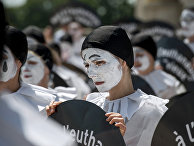 Люди в костюмах Пьеро на акции протеста против эвтаназии Люди в костюмах Пьеро на акции протеста против эвтаназии