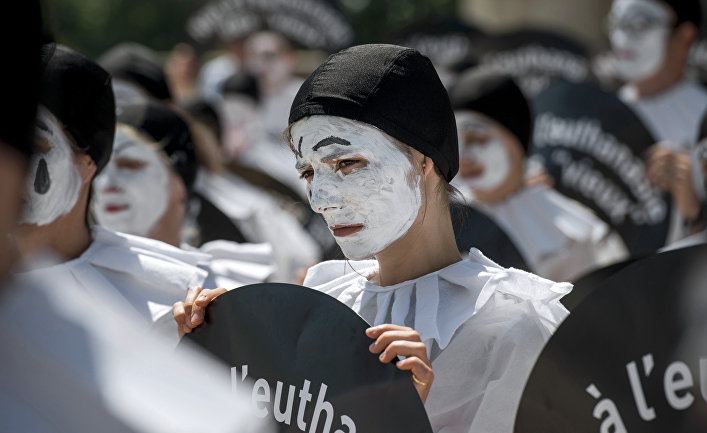 Люди в костюмах Пьеро на акции протеста против эвтаназии