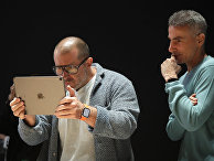 Главный дизайнер Apple Джонатан Айв и старший вице-президент по аппаратному обеспечению Дэн Риччио смотрят на экран iPad Главный дизайнер Apple Джонатан Айв и старший вице-президент по аппаратному обеспечению Дэн Риччио смотрят на экран iPad