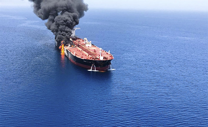 Нефтяной танкер горит в Оманском заливе Нефтяной танкер горит в Оманском заливе