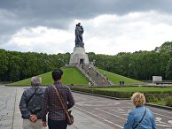 Монумент "Воин-освободитель" в Трептов-парке в Берлине Монумент "Воин-освободитель" в Трептов-парке в Берлине