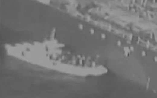 Иранские пограничники снимают мину с танкера Иранские пограничники снимают мину с танкера