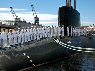 Экипаж на палубе подводной лодки ВМС США USS Hawaii на базе в Гротоне, штат Коннектикут Экипаж на палубе подводной лодки ВМС США USS Hawaii на базе в Гротоне, штат Коннектикут