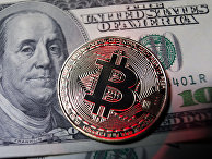 Монета с логотипом криптовалюты биткоин Монета с логотипом криптовалюты биткоин