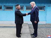Президент США Дональд Трамп и северокорейский лидер Ким Чен Ын в демилитаризованной зоне в Панмунджоме Президент США Дональд Трамп и северокорейский лидер Ким Чен Ын в демилитаризованной зоне в Панмунджоме