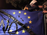 Протестующие во время акции протеста у здания кипрского парламента Протестующие во время акции протеста у здания кипрского парламента