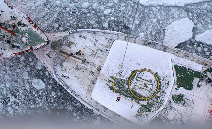 Ледоколы "Красин" и "Адмирал Макаров" выводят из ледового плена в Охотском море рыболовецкие суда