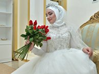 Модель демонстрирует свадебное платье в салоне магазина в Грозном Модель демонстрирует свадебное платье в салоне магазина в Грозном