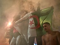 Болельщики сборной Алжира устроили беспорядки в центре Парижа Болельщики сборной Алжира устроили беспорядки в центре Парижа