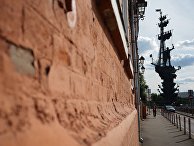 Вид на памятник Петру I с территории арт-кластера "Красный Октябрь" Вид на памятник Петру I с территории арт-кластера "Красный Октябрь"