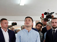 Президент Украины Владимир Зеленский на избирательном участке во время парламентских выборов в Киеве Президент Украины Владимир Зеленский на избирательном участке во время парламентских выборов в Киеве