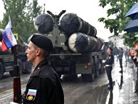Транспортно-пусковые установки зенитного ракетного комплекса С-400 "Триумф" во время военного парада Транспортно-пусковые установки зенитного ракетного комплекса С-400 "Триумф" во время военного парада