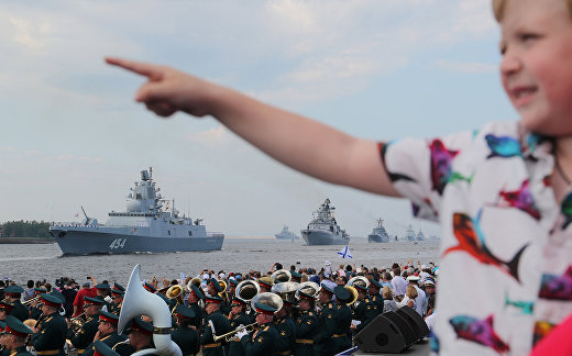 Зрители военно-морского парада в Кронштадте Зрители военно-морского парада в Кронштадте