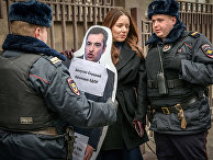 Сотрудники полиции задерживают активистку во время акции перед зданием Госдумы в Москве Сотрудники полиции задерживают активистку во время акции перед зданием Госдумы в Москве
