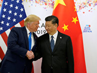 Президент США Дональд Трамп пожимает руку председателю Китая Си Цзиньпину во время саммита лидеров G20 в Осаке Президент США Дональд Трамп пожимает руку председателю Китая Си Цзиньпину во время саммита лидеров G20 в Осаке
