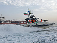 Солдаты Корпуса стражей исламской революции у танкера под британским флагом Stena Impero у иранского портового города Бандар-Аббас Солдаты Корпуса стражей исламской революции у танкера под британским флагом Stena Impero у иранского портового города Бандар-Аббас