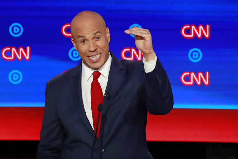 Сенатор США Кори Букер выступает на президентских дебатах в Детройте