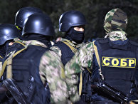 Сотрудники киргизского спецназа в ходе спецоперации в селе Кой-Таш Сотрудники киргизского спецназа в ходе спецоперации в селе Кой-Таш