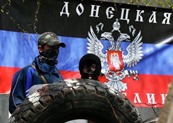 Сторонники федерализации Украины на фоне флага "Донецкой республики"