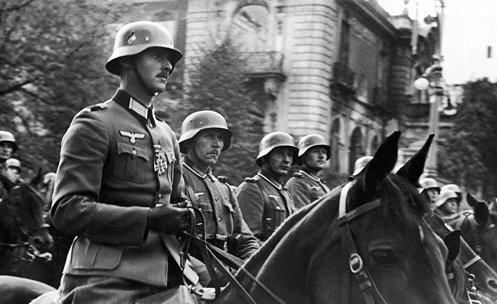 Немецкие офицеры во время парада в Варшаве в 1939 году