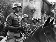 Немецкие офицеры во время парада в Варшаве в 1939 году Немецкие офицеры во время парада в Варшаве в 1939 году