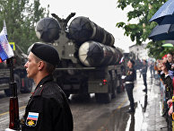 Транспортно-пусковые установки зенитного ракетного комплекса С-400 "Триумф" во время военного парада Транспортно-пусковые установки зенитного ракетного комплекса С-400 "Триумф" во время военного парада