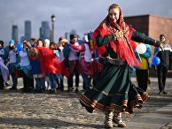 Волонтеры во время флешмоба, где будут развернуты флаги всех 85 регионов России в честь Дня народного единства на Поклонной горе в Москве