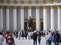 Отдыхающие на ВДНХ в Москве Отдыхающие на ВДНХ в Москве