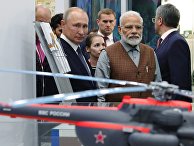 Президент РФ Владимир Путин и премьер-министр Индии Нарендра Моди во время посещения выставки в рамках V Восточного экономического форума Президент РФ Владимир Путин и премьер-министр Индии Нарендра Моди во время посещения выставки в рамках V Восточного экономического форума