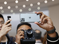 Посетители фотографируют новый Айфон 11 Про Посетители фотографируют новый Айфон 11 Про