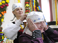 Женщины в деревне Збойна, Польша Женщины в деревне Збойна, Польша