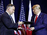 Президент США Дональд Трамп и президент Польши Анджей Дуда после подписания соглашения в Нью-Йорке. Президент США Дональд Трамп и президент Польши Анджей Дуда после подписания соглашения в Нью-Йорке.