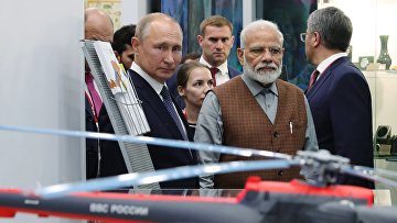 Президент РФ Владимир Путин и премьер-министр Индии Нарендра Моди во время посещения выставки в рамках V Восточного экономического форума